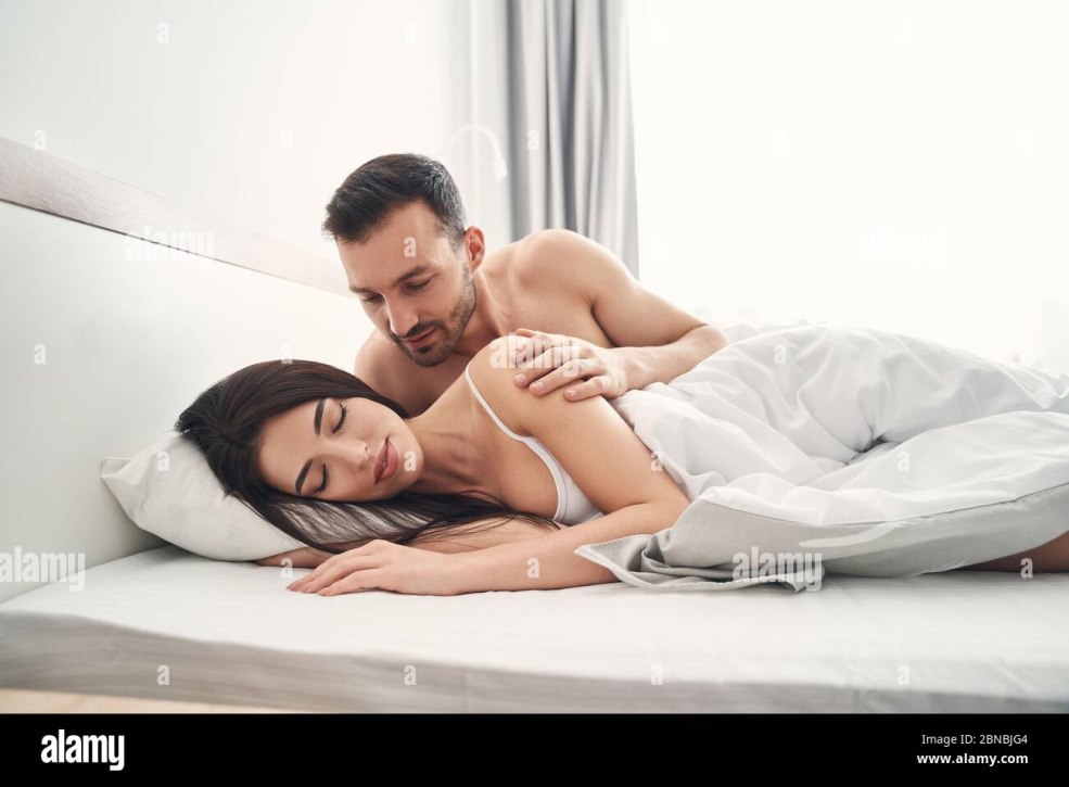 Femme réveille le mari photo