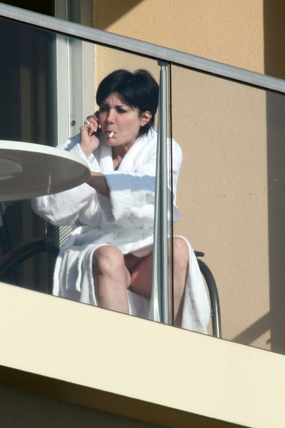 MILF sans culotte avec des jambes étendues