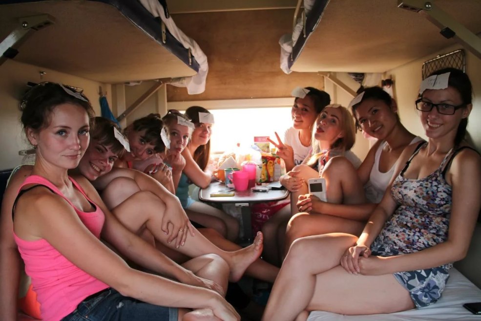 Filles dans le siège réservé