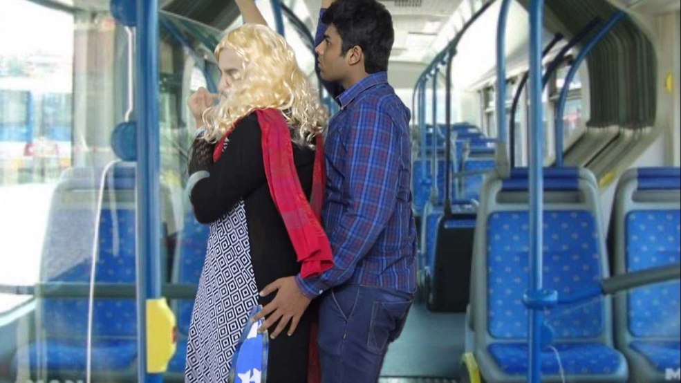 Homme et femme dans le bus