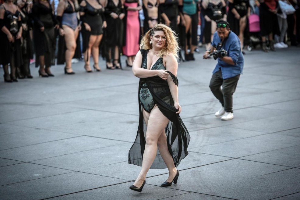 Défile des grosses femmes nues dans la rue