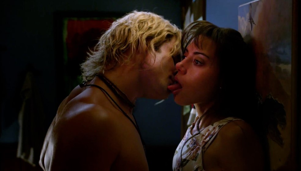 Kendra pour la dernière trahison dans la cuisine