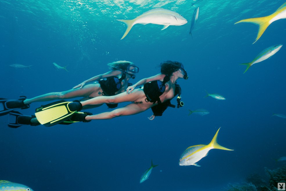 Fille sous l'eau avec du mannequin