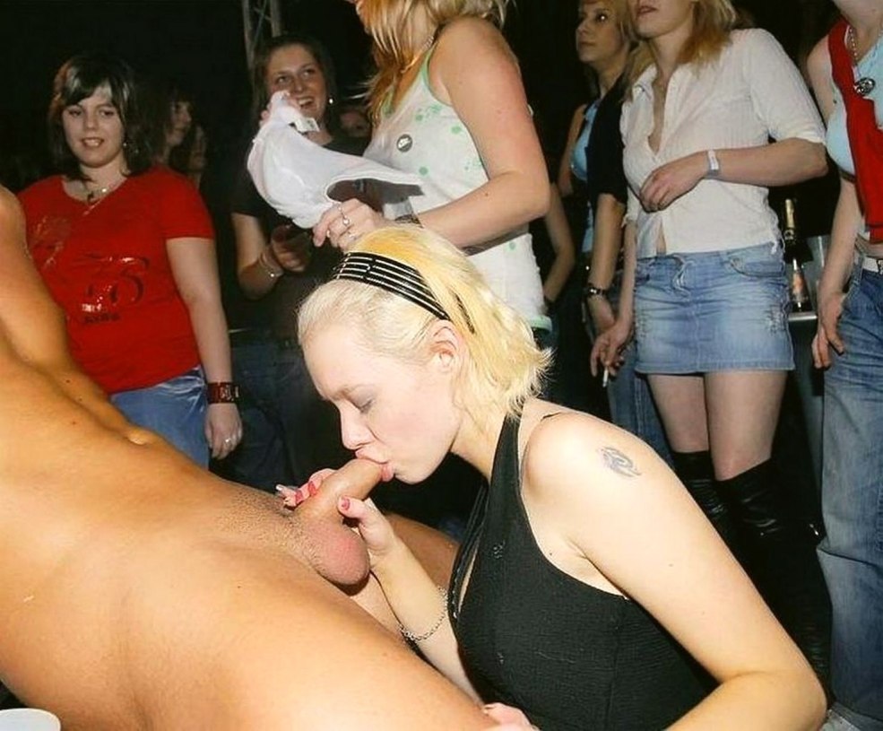 Poussins amateurs putain de strip-teaseuses masculines à la fête hardcore