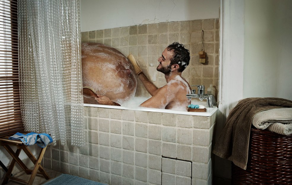 L'homme se baigne dans la salle de bain