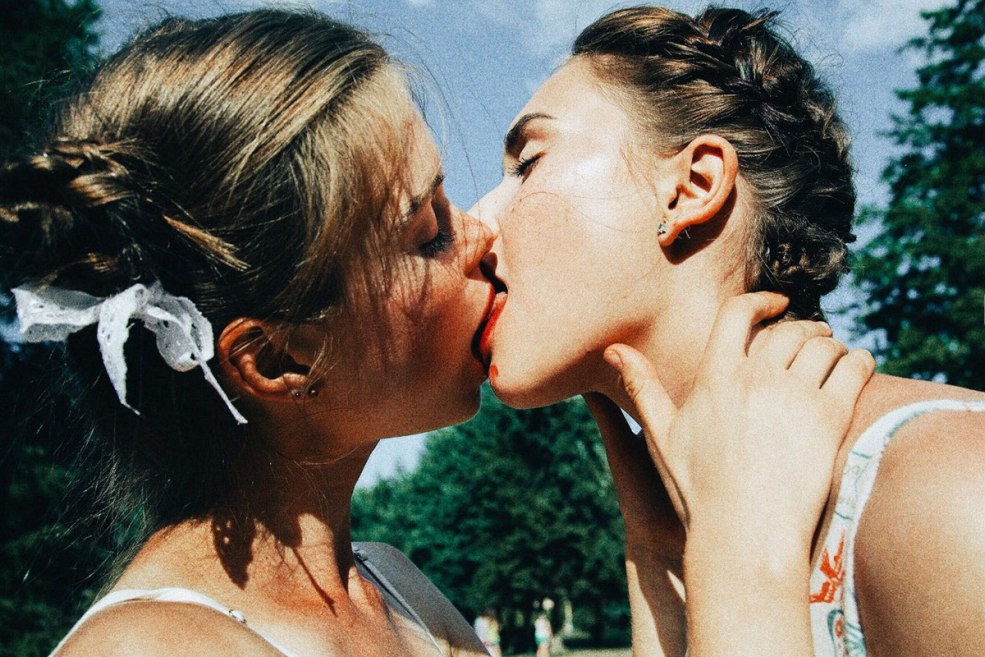 Embrasser entre les femmes