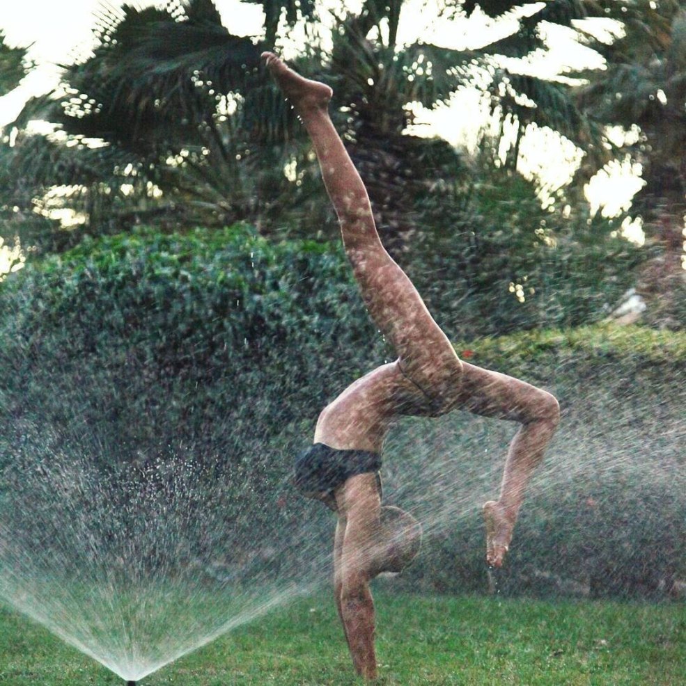 Beaucoup d'enfants et de yoga