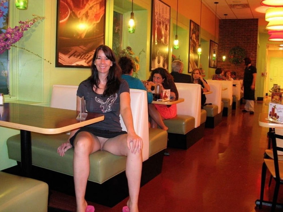 Soeur marche sans culotte