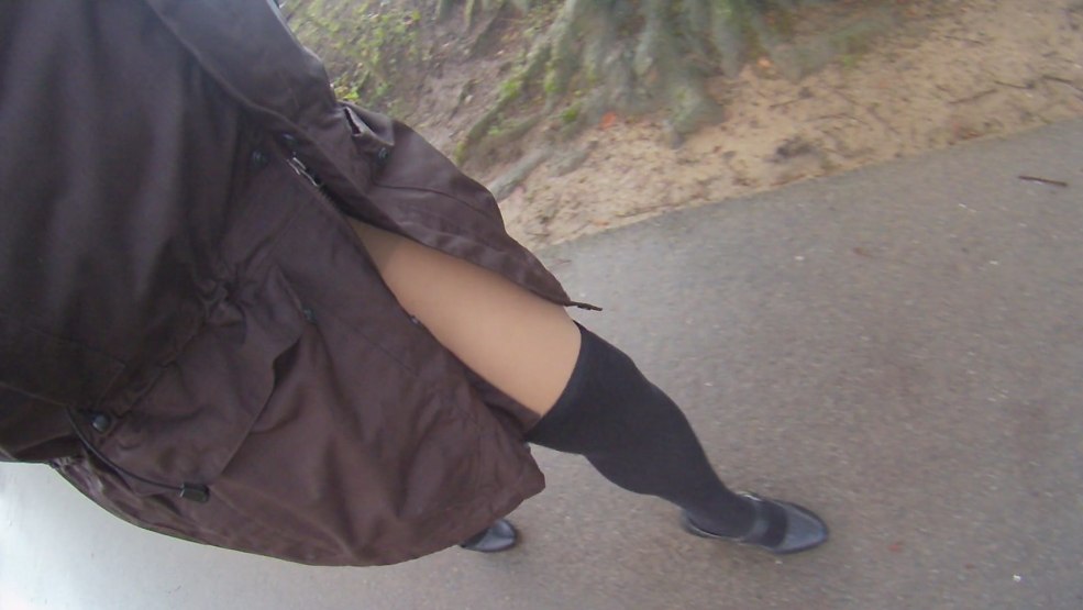 Mature dans une jupe sans culotte