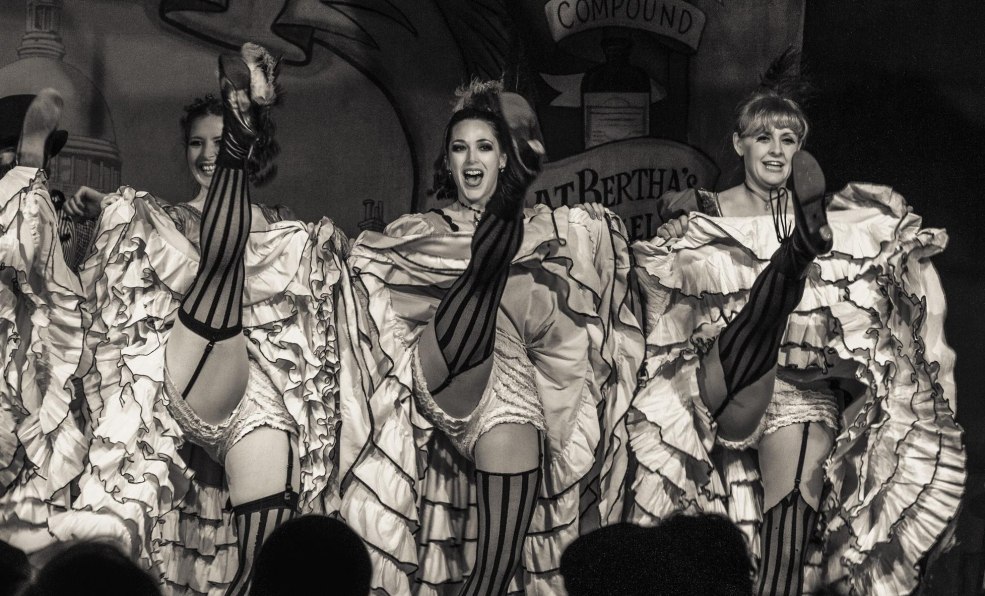 Une femme séduit un homme