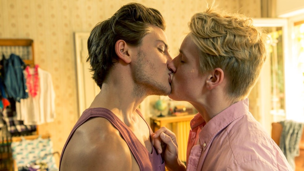 Vieille femme nue dans un film mince