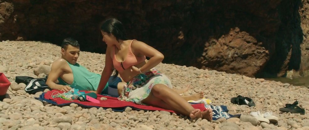 Un homme déshabille une femme