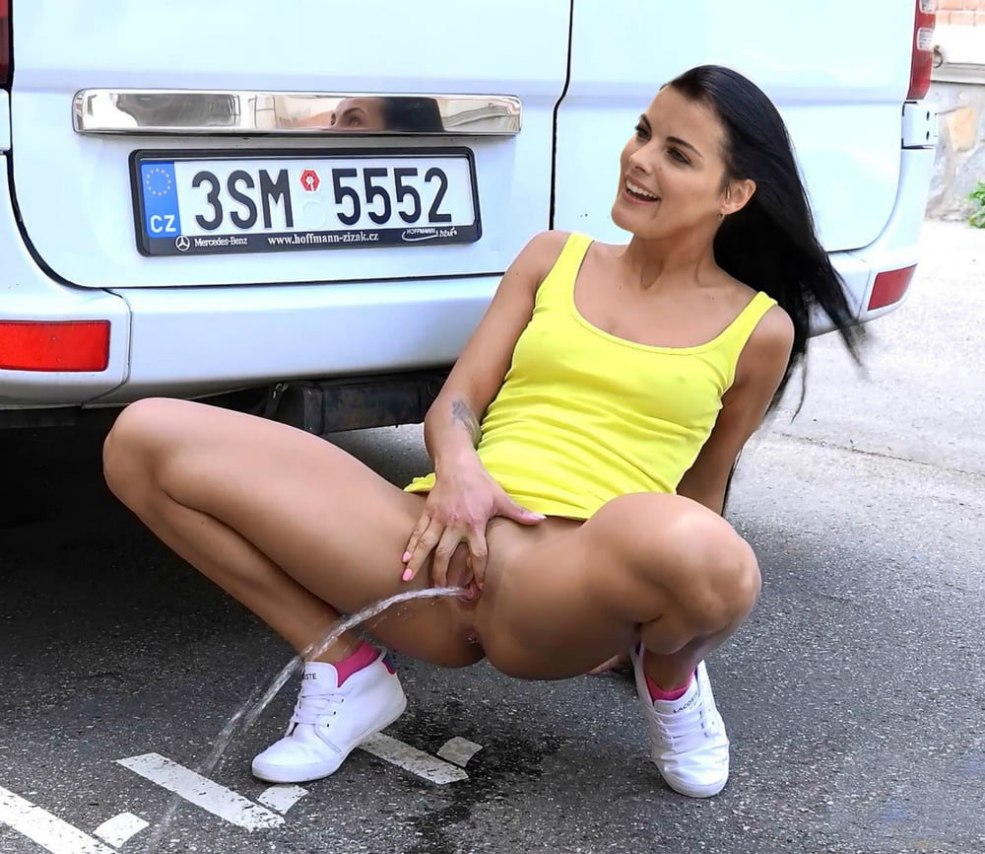 Jena Lavali Pissing nu