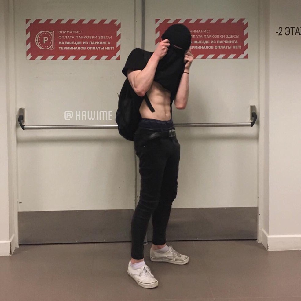 Un gars avec une presse en jeans