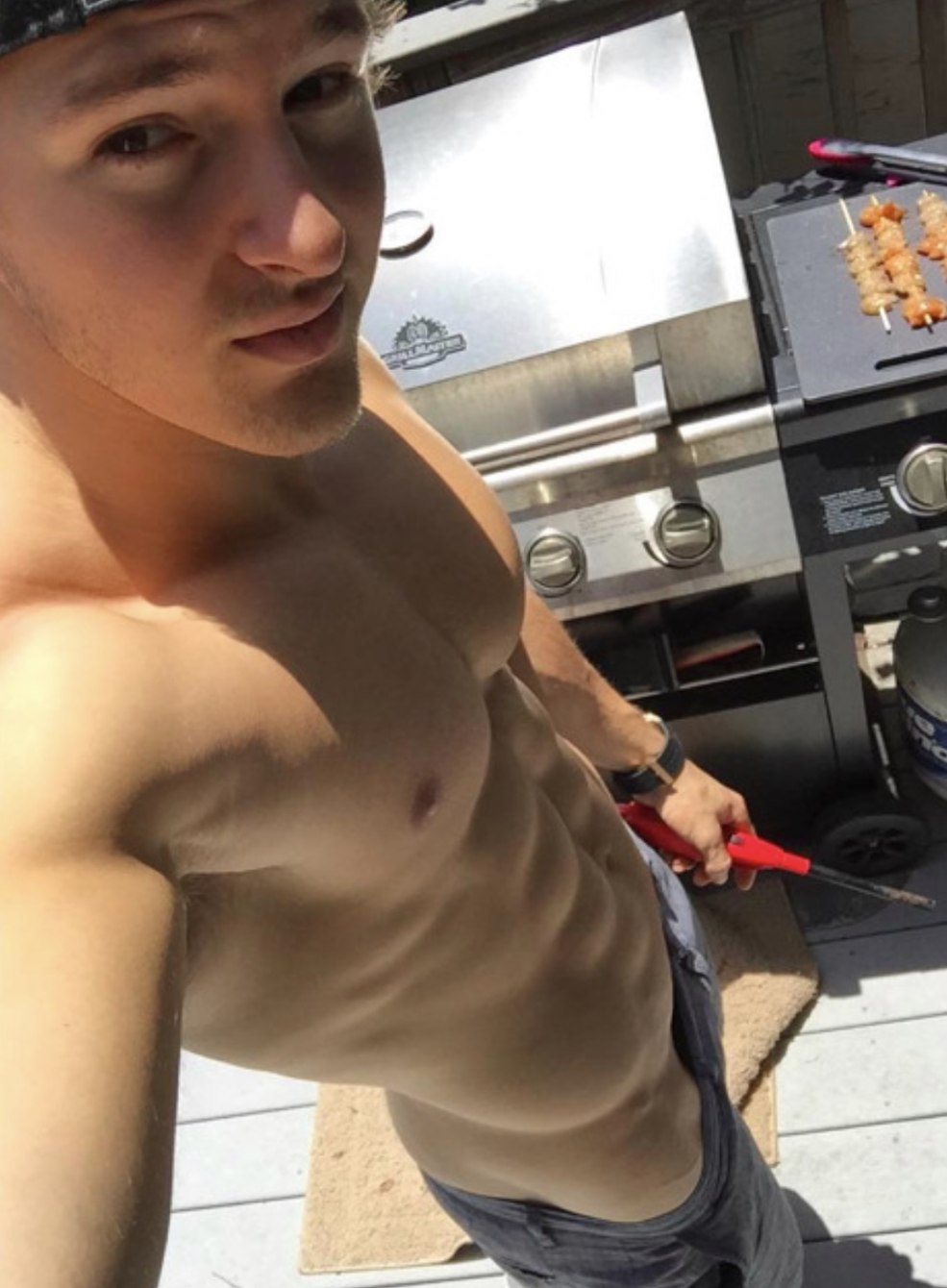 Torse masculin au lit