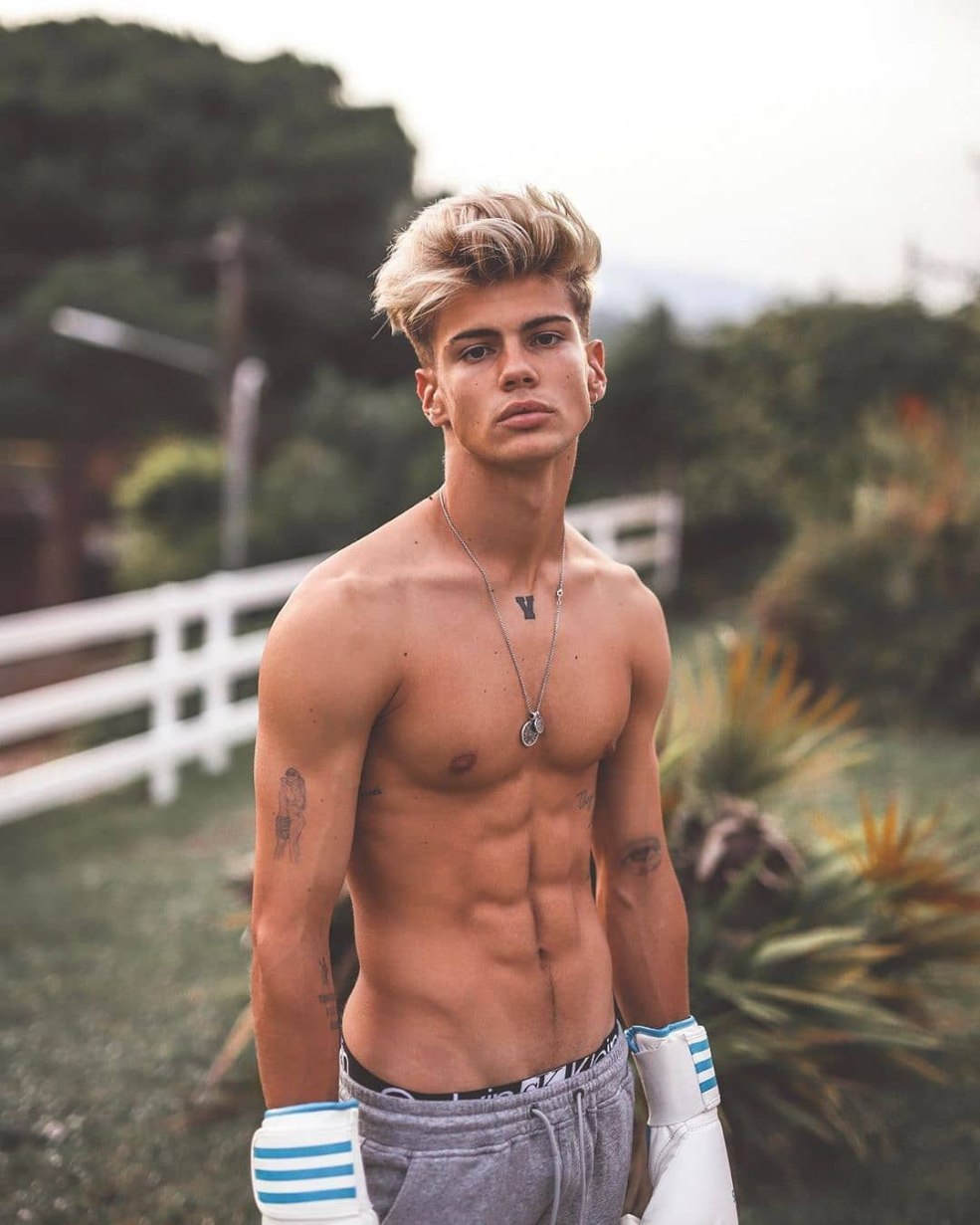 Gars bouclé avec une presse