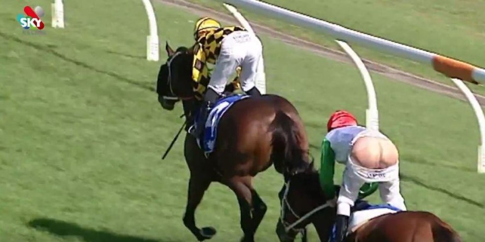 Les filles des chaînes des courses jouent un pantalon et une culotte