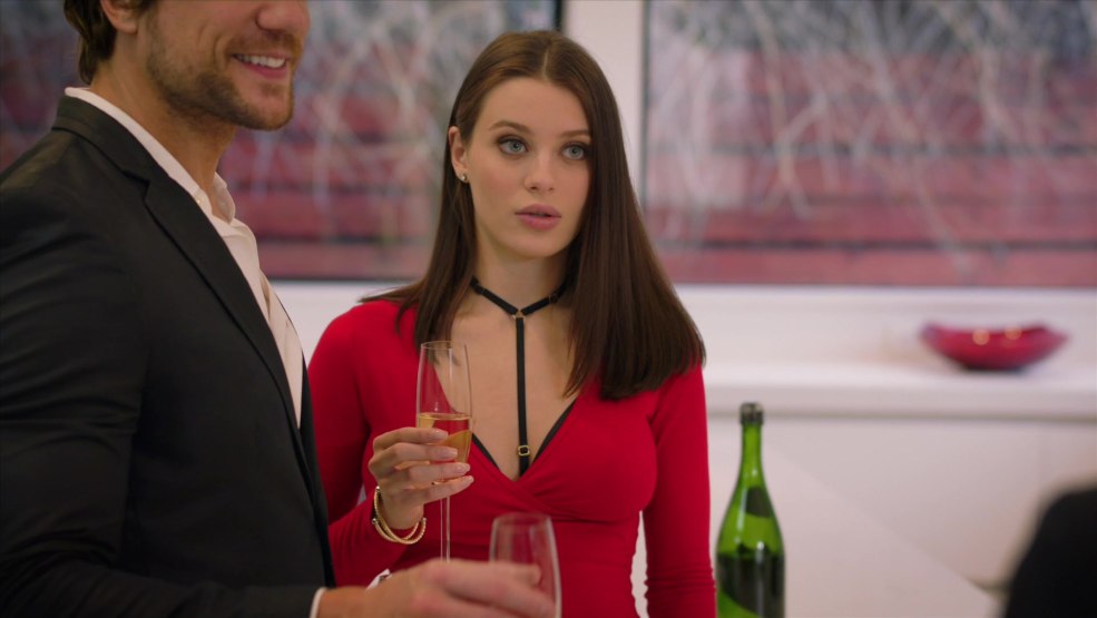 Jessica Parker Kennedy en voiles noires