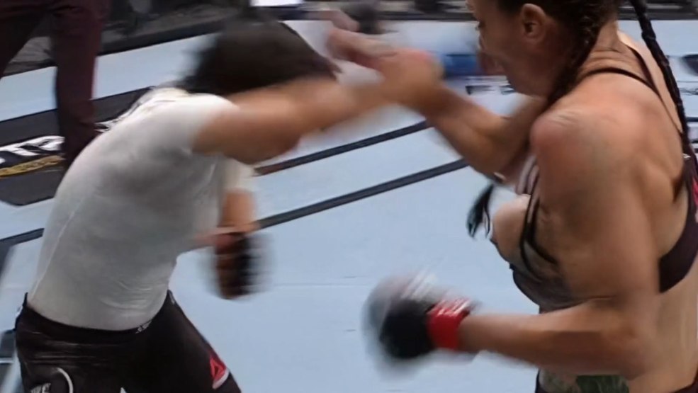 Les gros seins ne rentrent pas dans un soutien-gorge en mer