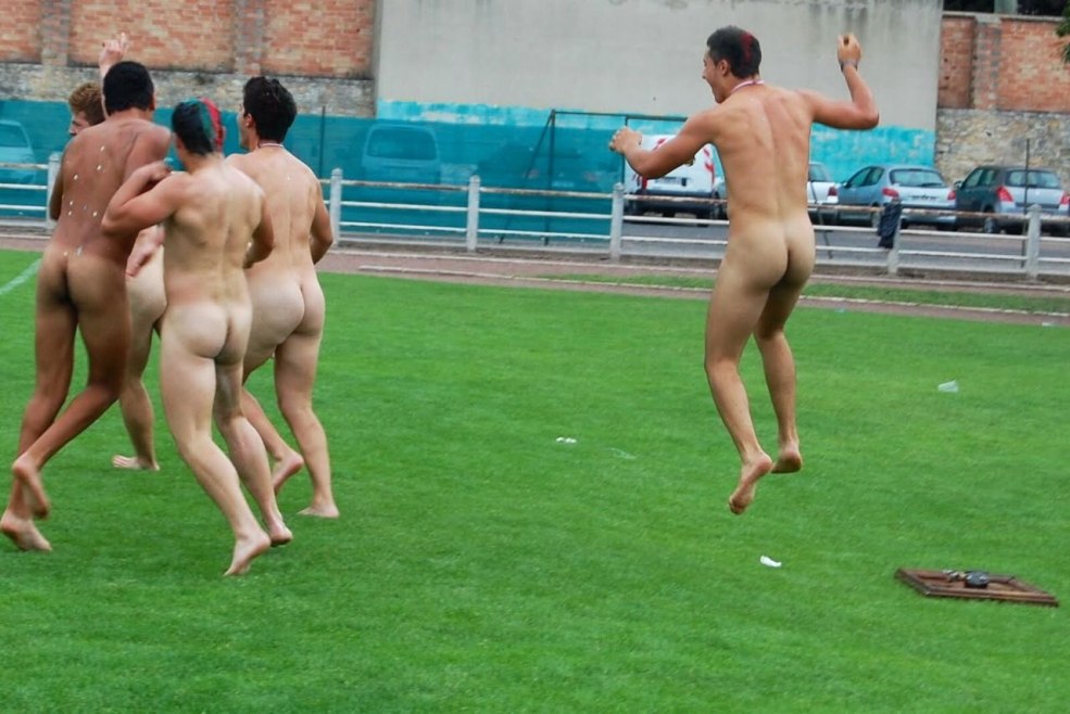 Muys nus jumeaux sans culotte