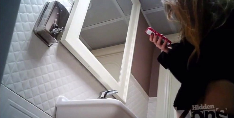 Caméra de vidéosurveillance dans les toilettes pour femmes