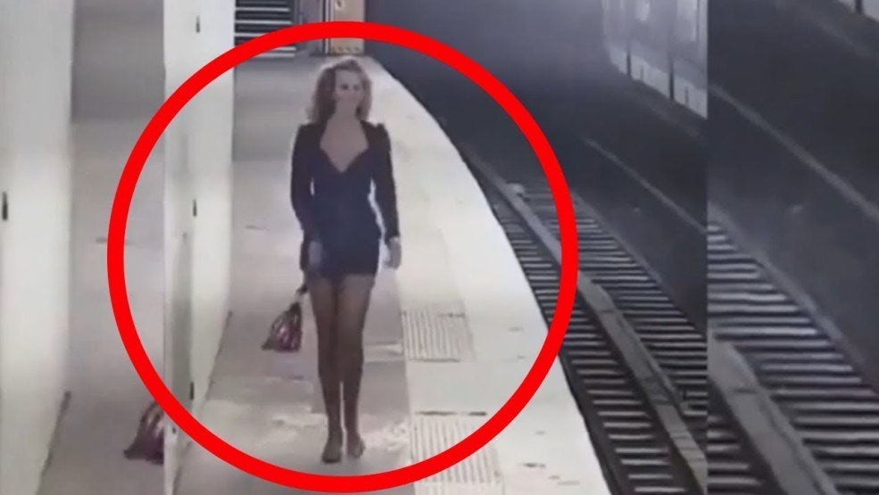 Filles tournées sur la caméra