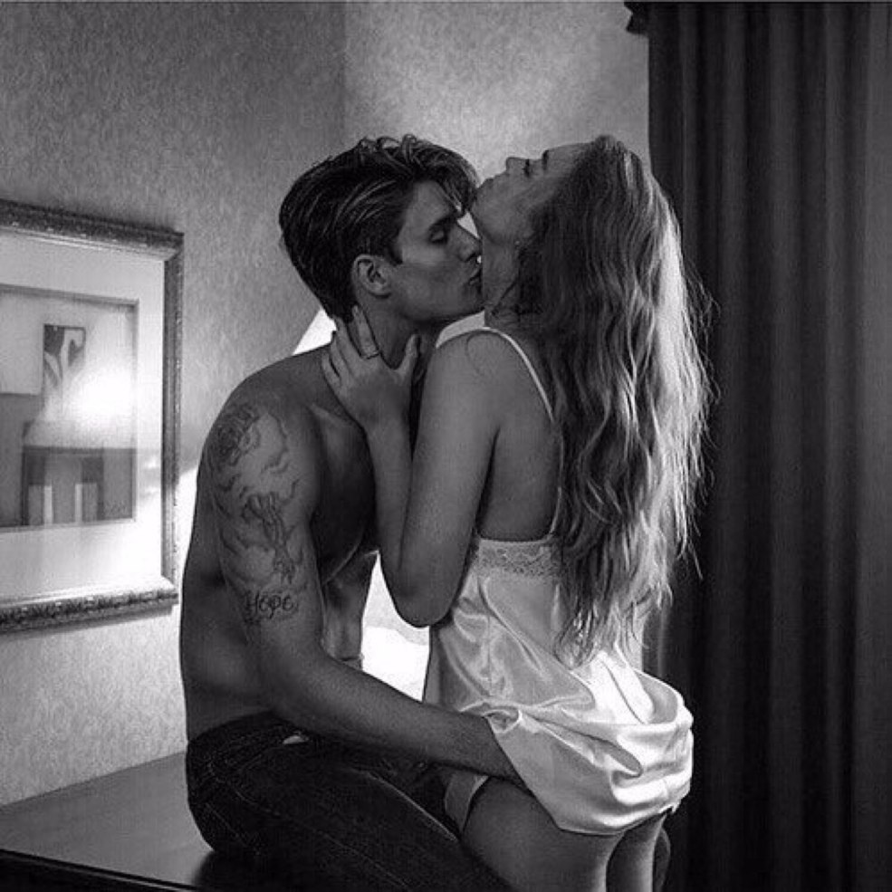 Bisous passionnés sur la table