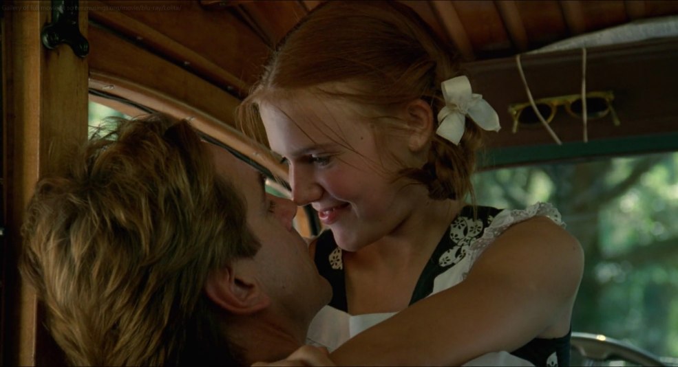 Dominic Swayne et Jeremy Irons s'embrassent