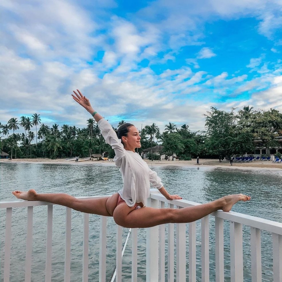 Daria Melnikova et Victoria Tolstoganova dans la salle de bain