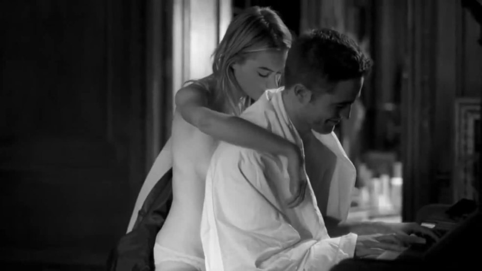 Brett Rossi et Kira Noir dans le sexe de trio sensuel