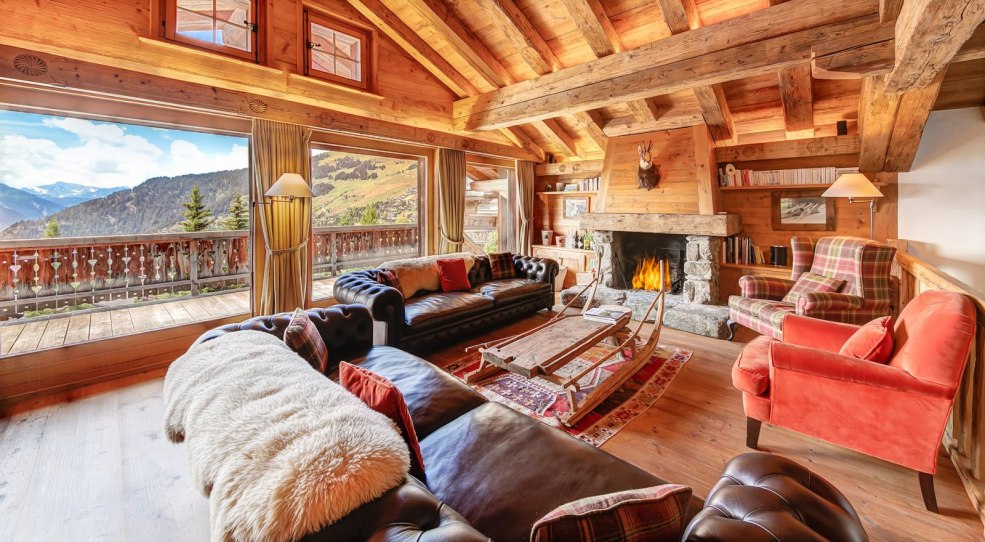 Salon confortable avec cheminée