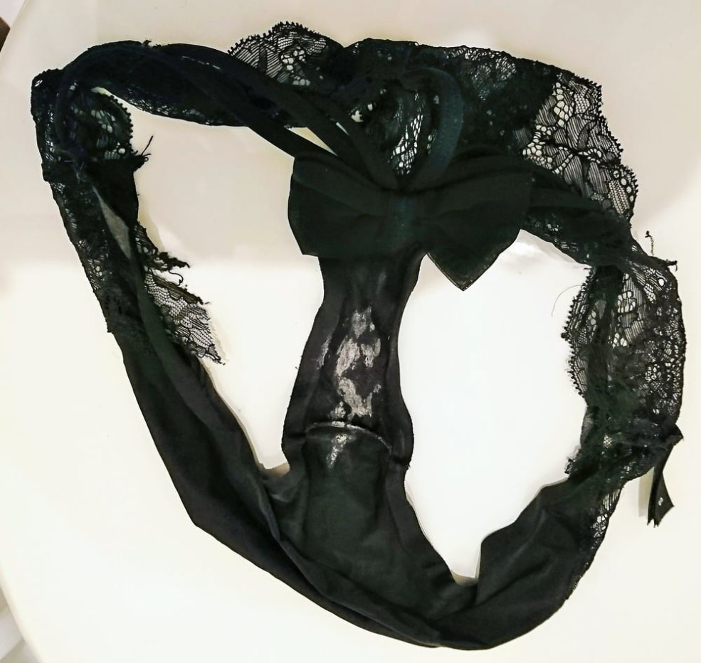 Femmes sans culotte sous la jupe