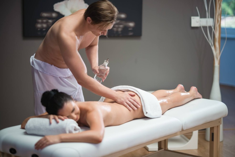 Massage des fesses à la fille
