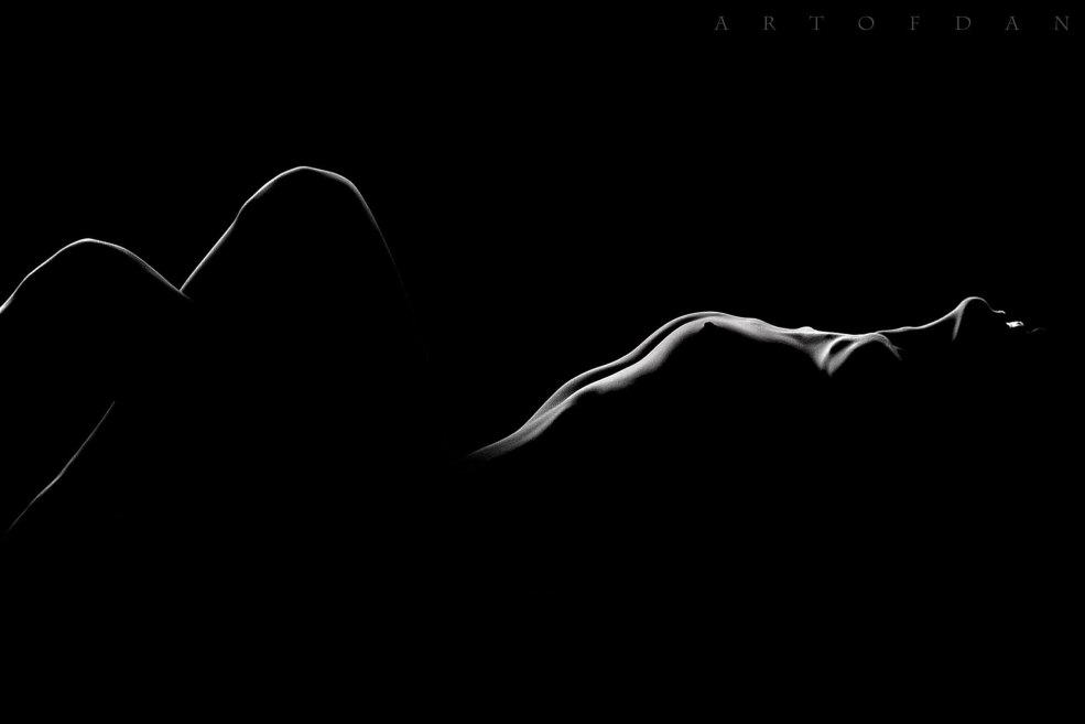 La silhouette d'une femme allongée