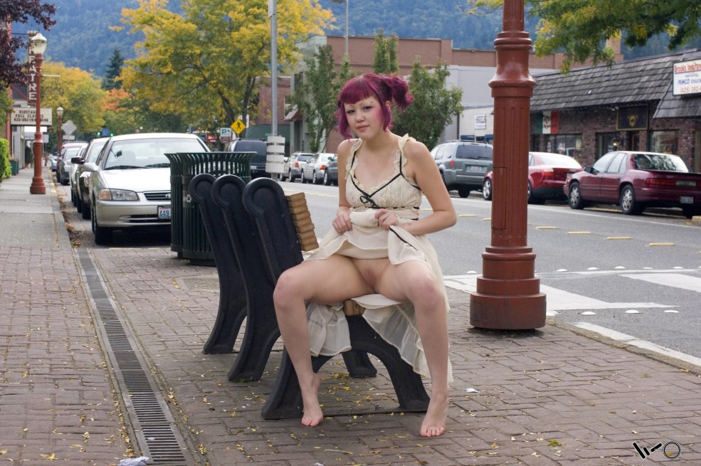 La fille allume le vagin