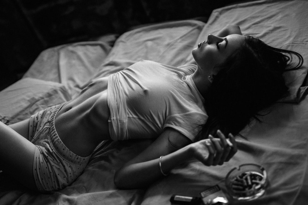 La fille se trouve avec une cigarette