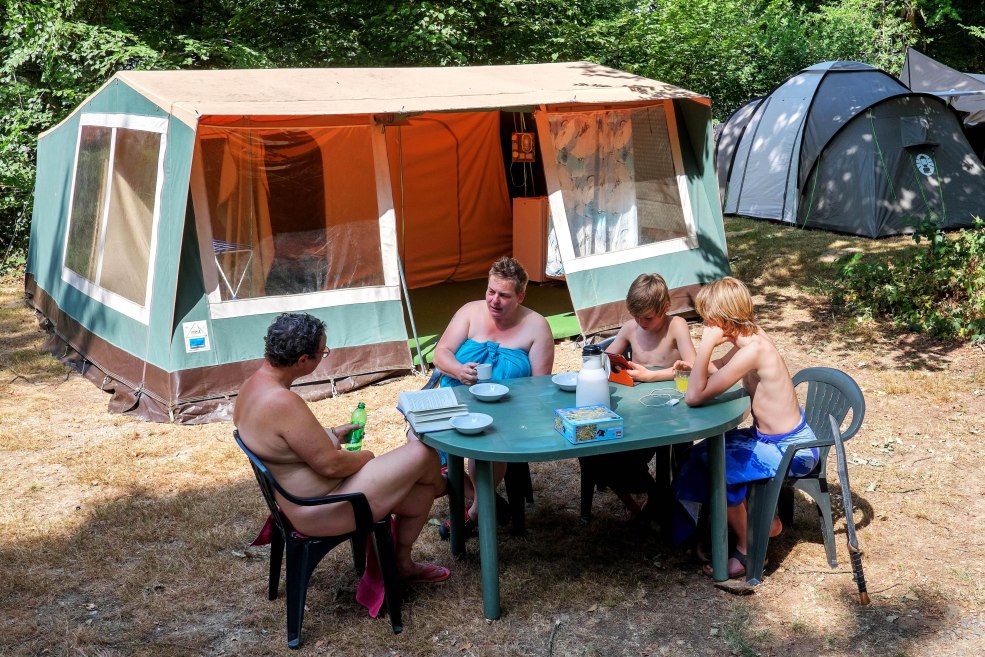 Vieille femme nue dans un film mince