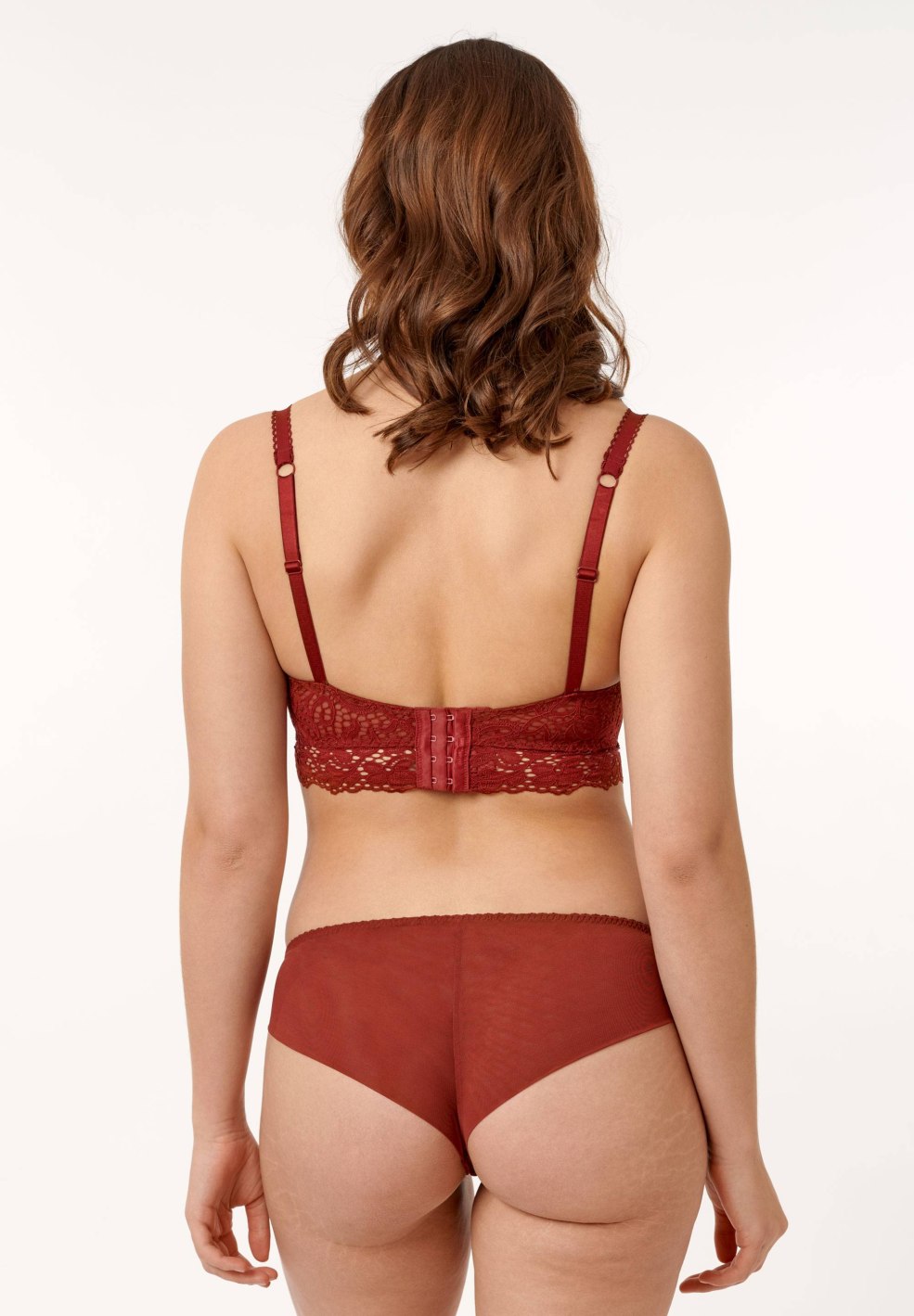 Seins Saskia Howard-Klark