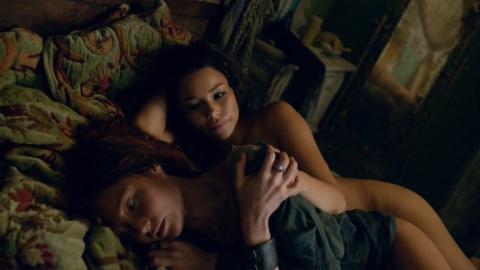 Jessica Parker Kennedy en voiles noires