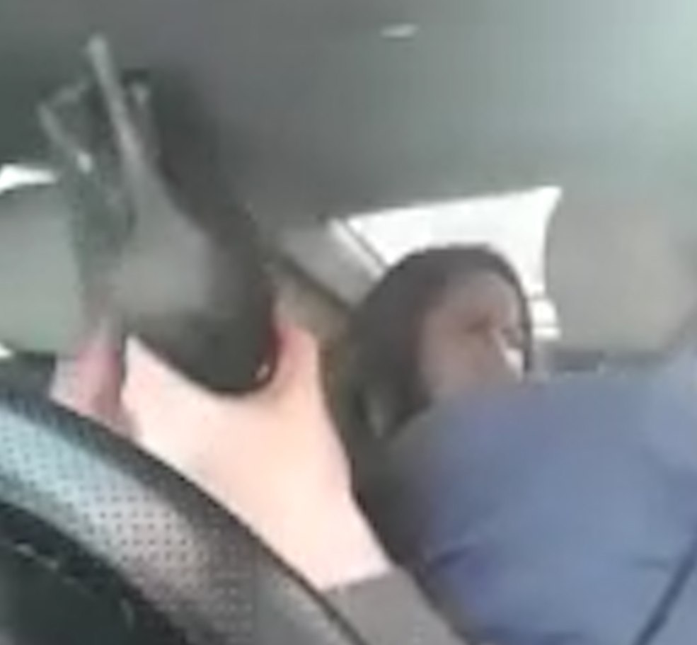 La fille a sucé le chauffeur de taxi