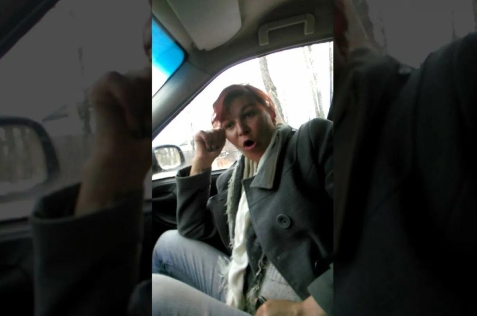 Tante hentai strette dans la voiture