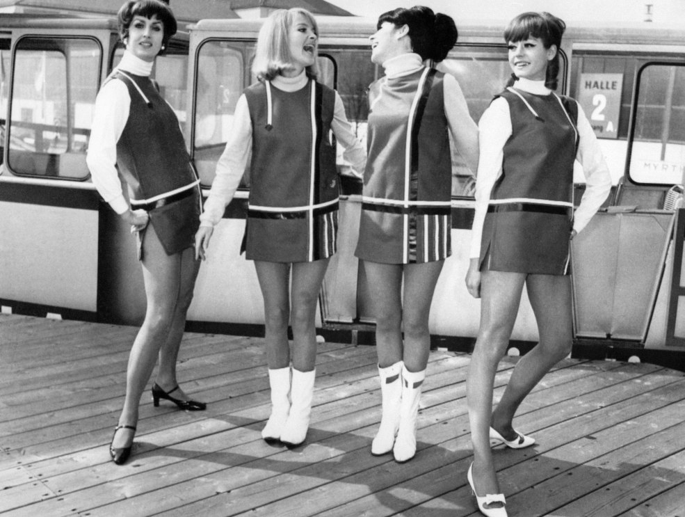 Filles en jupes courtes