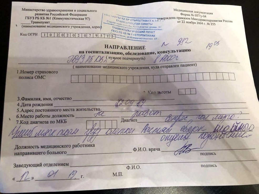 Coupes de cheveux courtes avec des temples rasés et une nuque