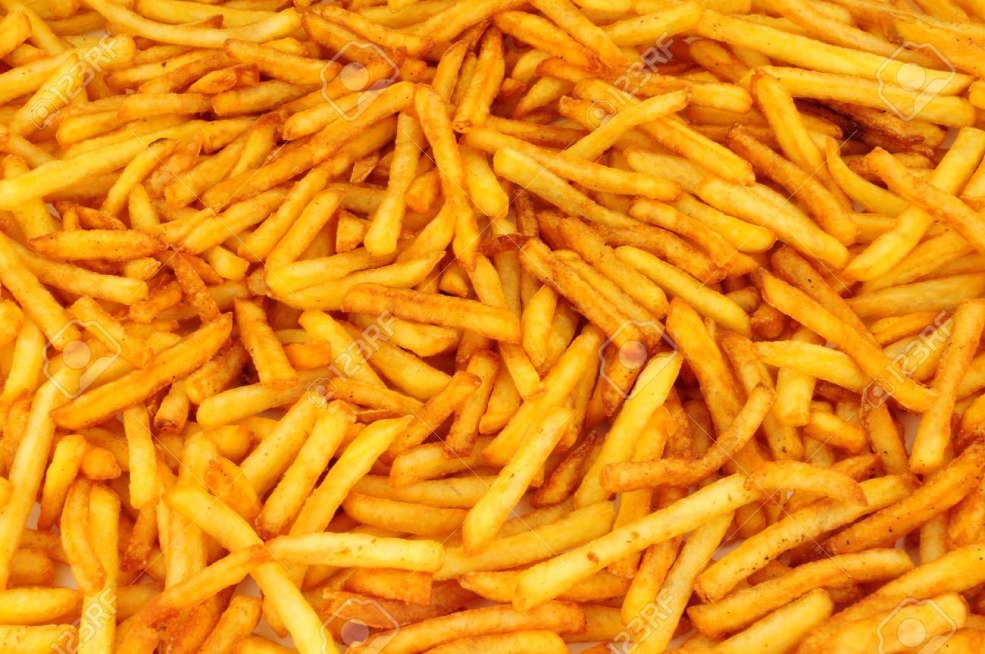 Pommes de terre et pépites gratuites sur fond noir