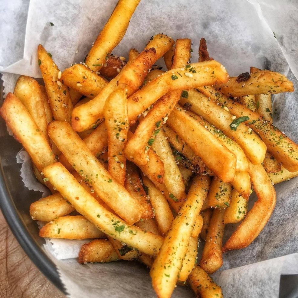 Pommes de terre libres dans un verre rouge