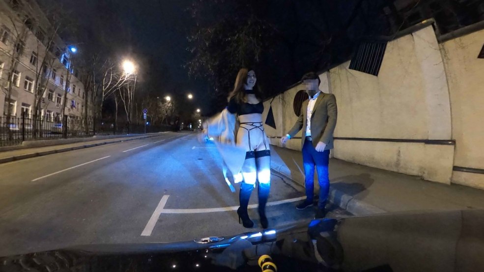 Mature dans une robe sans culotte