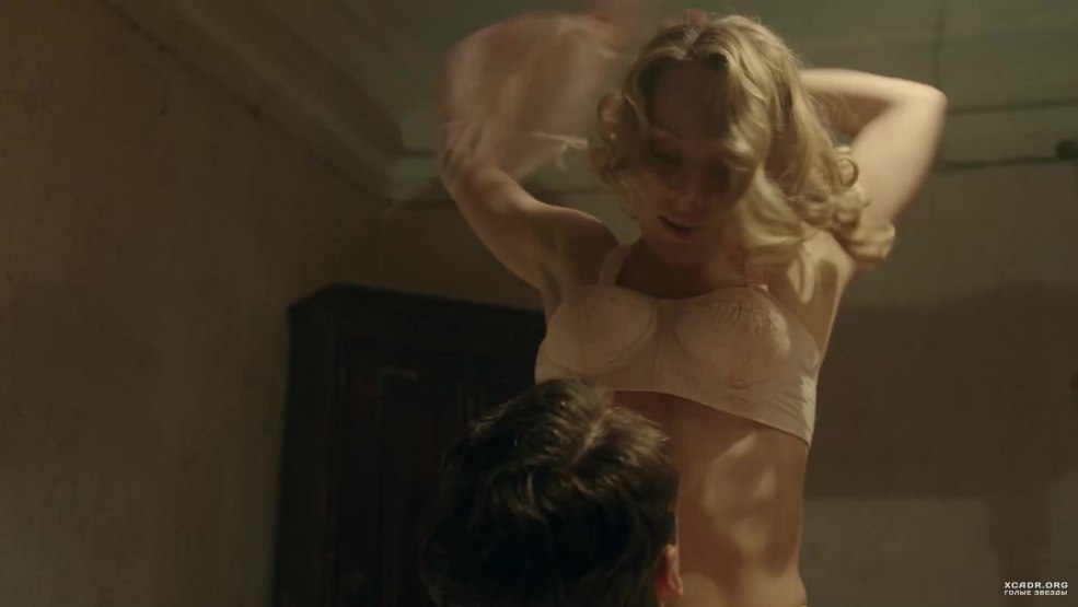 Olga Kuzmina en sous-vêtements dans la cuisine de la série