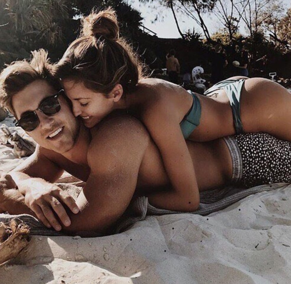 Un gars avec une fille sur la plage