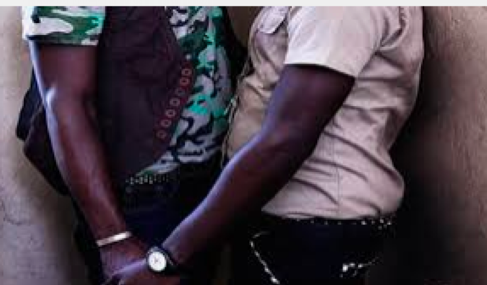 Homme et deux femmes plaisantent