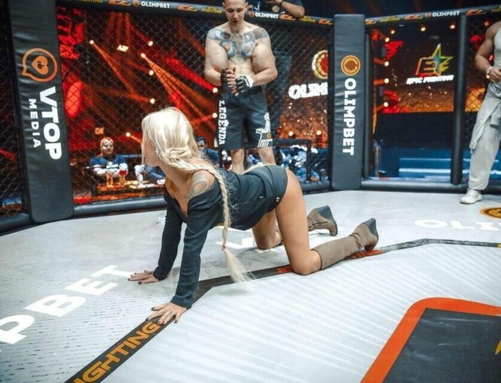 Mains du bazuki avec une fille